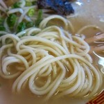 来々軒 - 麺の太さは中。真ん中に芯の残る湯で加減