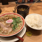 ラー麺ずんどう屋 - 合計で900円（税込）