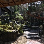 粟田山荘 - 門より