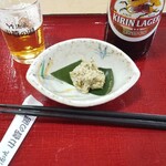 小菅の湯 ひのき - ヤマメのから揚げを待つ間に、これも名産というわさび漬け。辛みは強すぎず爽やかな香りはしっかり。