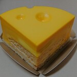 FAKE SURPRISE SWEETS - チーズみたいなチ－ズケーキ　800円