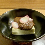 日本料理 太月 - 胡麻豆腐にエゴマ味噌
      花びらを模したゆり根が可愛らしい一品目。
      ねっとりとした中にプチプチな食感も楽しく、エゴマ味噌の香りも良くしっかりとした味付けですが、とても良い味です。