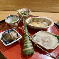 日本料理 太月 - 前菜
                    ◆ つくしとヨメナ（野菊）の胡麻和え
                    ◆ イイダコの桜煮 柚子味噌添え
                    ◆ うすい豆の薄蜜煮
                    ◆ 姫サザエの醤油煮
                    ◆ 千葉県産の根いもの旨煮
                    ◆ 春子鯛のちまき寿司