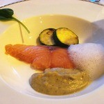レストラン ルミエール - タスマニアサーモンのコンフィ　ナスのフォンダンとズッキーニのソティー添え
