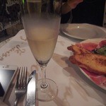 シェ・トト - クレマンドブルゴーニュ☆シャンパーニュ製法ですね♪センス良い☆