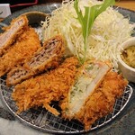 とんかつ 豚ゴリラ - 豚カツ、ミンチカツ、キャベツ？とタマネギのフライ、付け合わせのキャベツ、キャベツのお浸し