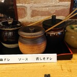 とんかつ 豚ゴリラ - 胡麻ドレッシング、トンカツソース、青しそドレッシング