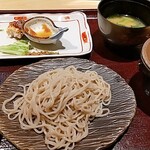 古今 - ★★★ランチの蕎麦 食事が終わりそうになるとハーフサイズの蕎麦が出てくる。タイミングは良いしのどごしいいが味は普通。