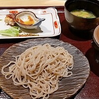 古今 本店 - ★★★ランチの蕎麦 食事が終わりそうになるとハーフサイズの蕎麦が出てくる。タイミングは良いしのどごしいいが味は普通。