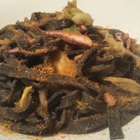 Giglio - 千葉産ヤリイカと千葉産春キャベツのアーリオオーリオ イカ墨を練り込んだタリアテッレ サルディーナ産ボラ
                    のカラスミの香り。