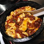 陳家私菜 - 石焼麻婆豆腐[激辛]混ぜてもらった後
      新橋にある石焼麻婆豆腐の名店｢味覚｣の麻婆豆腐の味に近く、滅茶苦茶美味しい｡:+((*´艸`))+:
      若干レベル上かも( ≧∀≦)ノ
      辛さは激辛で味覚の中辛位