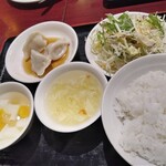 陳家私菜 - ランチメニューall850円(税込)で、ライス・スープ・サラダ・杏仁豆腐・水餃子がセットで付いていて(セルフサービス)、水餃子以外はお替わり１回可という最強コスパです★★★
            麻婆豆腐でライスが進むー♪