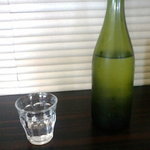 ピアットクワ - ぉ水は空のワインボトルで