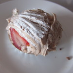 スイーツガーデン ユウジアジキ - モンブラン　４５０円　　　フレーズから外れたイチゴが、モンブランに食い込んでます・・・