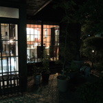 向日葵 - 和モダンなエントランス　写真を拡大すると、見送りをするフロアーマネージャが確認できます。素晴らしい接客で、こちらも頭が下がります。