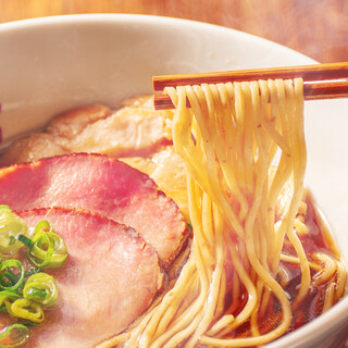 厳選小麦を配合した中細麺はのど越し◎麺との相性抜群です！