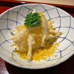富小路 やま岸 - シラウオの天ぷらの飯蒸し　自家製カラスミ