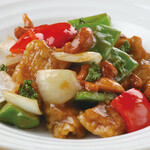 Stir-fried crispy chicken and cashew nuts