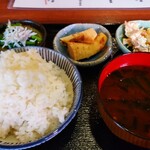 居酒屋 いかり屋 - 日替わり 刺身定食 1000円、ご飯と味噌汁と小鉢になります