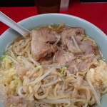 ラーメン二郎 - 野菜を食べ終えると豚が