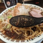 魁 肉盛りつけ麺 六代目 けいすけ - 見た目は濃そうですが、穏やかであっさりとしたスープでした