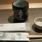 寿し芳 - お箸、箸置き、お茶、子皿、おしぼり。