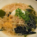 旬味きのした - 温泉玉子・わかめ・うにのにゅうめん