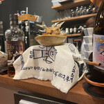 家庭的料理居酒屋 しろとくろ - カウンターにはアジの骨煎餅