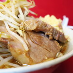 ラーメン二郎 - 豚の厚み