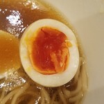 らぁ麺やまぐち - タマゴ　中身はオレンジ色