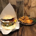 ウェイキー ウェイキー - 【３月MonthlyBurger】 『クリスピーベーコンチーズＢＵＲＧＥＲ￥1400』 『フライドエッグ¥100』 『ウェッジカットフライ￥500』