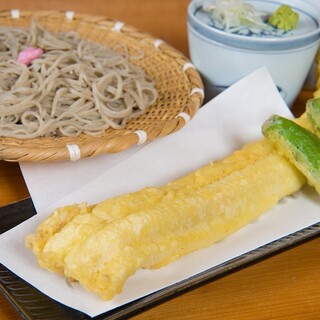 鴨南蛮の鴨や、天ぷらの揚げ油など細部にまで妥協しません。