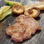 ビールと羊 - ⑦グラスフェッド・ラム・肩ロース(AUS産)
            今度は一転して脂の旨みがしっかり
            牛肉よりもライトで強めな脂が苦手な人には合うはず