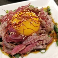 ビールと羊 - ④羊の炙りユッケ
                    ブロック肉をガスバーナーで炙った後に細切り
                    仕上げに再びガスバーナーで軽く炙り、卵黄と針唐辛子を載せ完成
                    牛肉よりもサッパリしつつも脂があり美味しい。