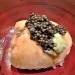 一心鮨 光洋 - 虎河豚白子　自家製キャビアのせ（ん～ピンボケ）