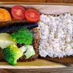 食・酒・音 箱庭 - 10種類の野菜と10種スパイスを使った当店自慢のカレー