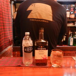 ミニハウス - ハイボールとマスターの後ろ姿（2016年4月）