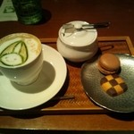 川原町屋 - 抹茶カプチーノ。小菓子つき。時節柄抹茶カプチーノは「ミナモバージョン」に！