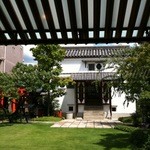 芝生と堀と祠と木々