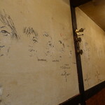 ミニハウス - 松井守男氏が壁に描いた肖像画