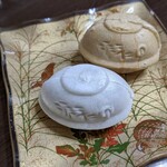 あしや釜本舗 - 料理写真:あしや釜もなか:手前=抹茶餡、奥=小豆餡