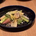 味のなかむら - ヤリイカと焼きアスパラ、うるいのサラダ
      ミモレットチーズかけ