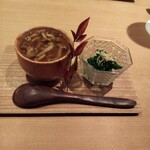 Yakitori Abe - 突きだし。  ナメコ茶碗蒸し&菜の花おひたし。
                        茶碗蒸しは出汁の風味より卵の味の濃厚さが目立つ仕立て。良い卵を用いて その素性の良さを前面に出すスタイルですが 旨いです。