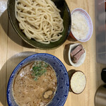Yumenoya - 牛すじブラックつけ麺
                        ライス
                        玉ねぎ
                        チャーシュー追加