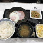 Yoshinoya - ハムエッグ納豆定食404円。