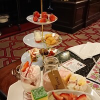 ロビーラウンジ 「マーブルラウンジ」 ヒルトン東京 - 奥の段になっているものは先付けとしてサーブされていたもの