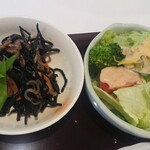 ホテル ハヤシヤ - ひじき煮、サラダ