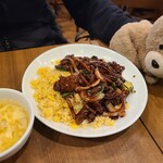 万豚記 - 牛肉のせ炒飯