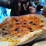 焼き立て熱々のワンコインピザ1枚目～♪