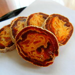 柿寿賀 総本店 - 柚子の甘露煮を干し柿で巻いてある